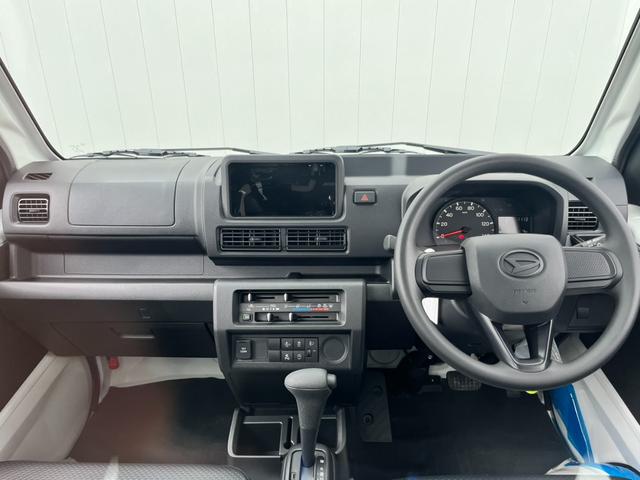 ハイゼットトラック スタンダードＳＡＩＩＩｔ　届出済未使用車／スマートアシスト／衝突被害軽減ブレーキ／コーナーセンサー／オートライト／オートハイビーム／アイドリングストップ／自社保証付き／車線逸脱抑制制御機能／府見間違い防止機能付／オーディオレス（5枚目）