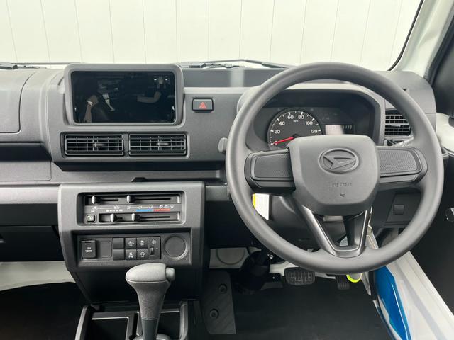 ハイゼットトラック スタンダードＳＡＩＩＩｔ　届出済未使用車／スマートアシスト／衝突被害軽減ブレーキ／コーナーセンサー／オートライト／オートハイビーム／アイドリングストップ／自社保証付き／車線逸脱抑制制御機能／府見間違い防止機能付／オーディオレス（6枚目）
