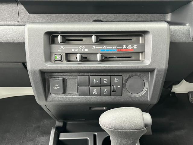 ハイゼットトラック スタンダードＳＡＩＩＩｔ　届出済未使用車／スマートアシスト／衝突被害軽減ブレーキ／コーナーセンサー／オートライト／オートハイビーム／アイドリングストップ／自社保証付き／車線逸脱抑制制御機能／府見間違い防止機能付／オーディオレス（12枚目）