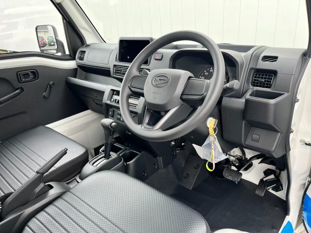 ハイゼットトラック スタンダードＳＡＩＩＩｔ　届出済未使用車／スマートアシスト／衝突被害軽減ブレーキ／コーナーセンサー／オートライト／オートハイビーム／アイドリングストップ／自社保証付き／車線逸脱抑制制御機能／府見間違い防止機能付／オーディオレス（21枚目）