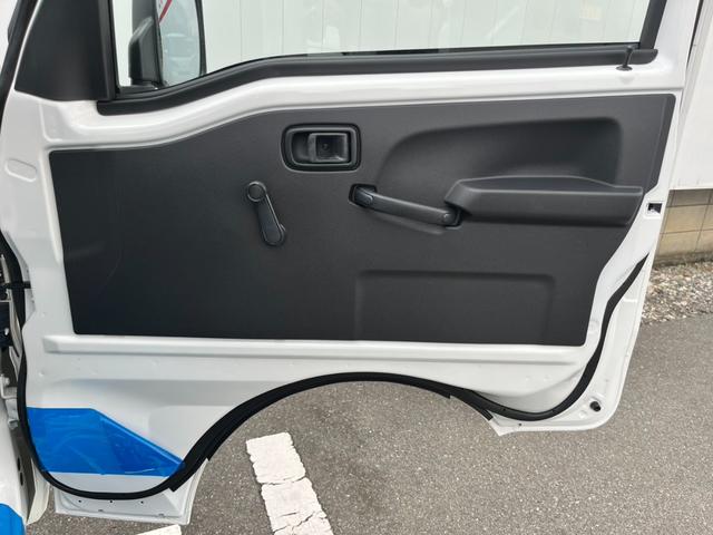 ハイゼットトラック スタンダードＳＡＩＩＩｔ　届出済未使用車／スマートアシスト／衝突被害軽減ブレーキ／コーナーセンサー／オートライト／オートハイビーム／アイドリングストップ／自社保証付き／車線逸脱抑制制御機能／府見間違い防止機能付／オーディオレス（23枚目）