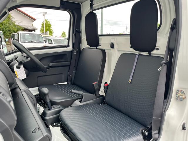 ハイゼットトラック スタンダードＳＡＩＩＩｔ　届出済未使用車／スマートアシスト／衝突被害軽減ブレーキ／コーナーセンサー／オートライト／オートハイビーム／アイドリングストップ／自社保証付き／車線逸脱抑制制御機能／府見間違い防止機能付／オーディオレス（25枚目）