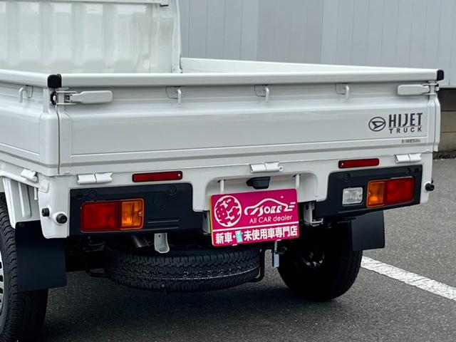 ハイゼットトラック スタンダードＳＡＩＩＩｔ　届出済未使用車／スマートアシスト／衝突被害軽減ブレーキ／コーナーセンサー／オートライト／オートハイビーム／アイドリングストップ／自社保証付き／車線逸脱抑制制御機能／府見間違い防止機能付／オーディオレス（28枚目）