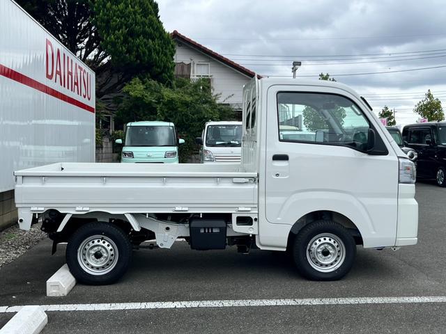 ハイゼットトラック スタンダードＳＡＩＩＩｔ　届出済未使用車／スマートアシスト／衝突被害軽減ブレーキ／コーナーセンサー／オートライト／オートハイビーム／アイドリングストップ／自社保証付き／車線逸脱抑制制御機能／府見間違い防止機能付／オーディオレス（35枚目）