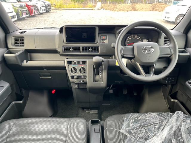 ハイゼットカーゴ クルーズ　届出済未使用車／スマートアシスト／スマートキー／プッシュスタート／オートライト／衝突被害軽減ブレーキ／コーナーセンサー／アイドリングストップ／オートハイビーム／（5枚目）