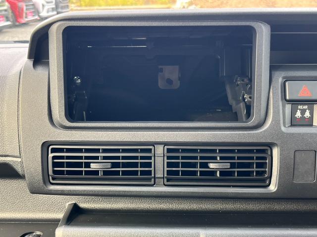 ハイゼットカーゴ クルーズ　届出済未使用車／スマートアシスト／スマートキー／プッシュスタート／オートライト／衝突被害軽減ブレーキ／コーナーセンサー／アイドリングストップ／オートハイビーム／（8枚目）