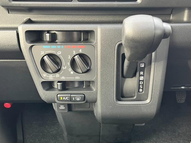 ハイゼットカーゴ クルーズ　届出済未使用車／スマートアシスト／スマートキー／プッシュスタート／オートライト／衝突被害軽減ブレーキ／コーナーセンサー／アイドリングストップ／オートハイビーム／（12枚目）