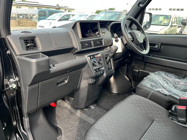 ハイゼットカーゴ クルーズ　届出済未使用車／スマートアシスト／スマートキー／プッシュスタート／オートライト／衝突被害軽減ブレーキ／コーナーセンサー／アイドリングストップ／オートハイビーム／（25枚目）