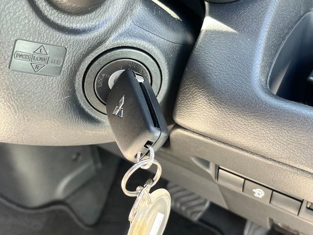 ｅＫワゴン Ｍ　バックカメラ／純正ＣＤオーディオ／オートライト／キーレス／衝突被害軽減ブレーキ／前後コーナーセンサー／ステアリングリモコン／アイドリングストップ／電動格納ミラー／シートリフター／ハロゲンヘッドライト（13枚目）