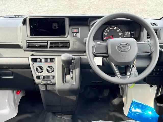 ハイゼットカーゴ スペシャル　届出済未使用車／スマートアシスト／衝突被害軽減ブレーキ／コーナーセンサー／オートライト／アイドリングストップ／ハロゲンヘッドライト／両側スライドドア／踏み間違い防止／オートマチックハイビーム（6枚目）