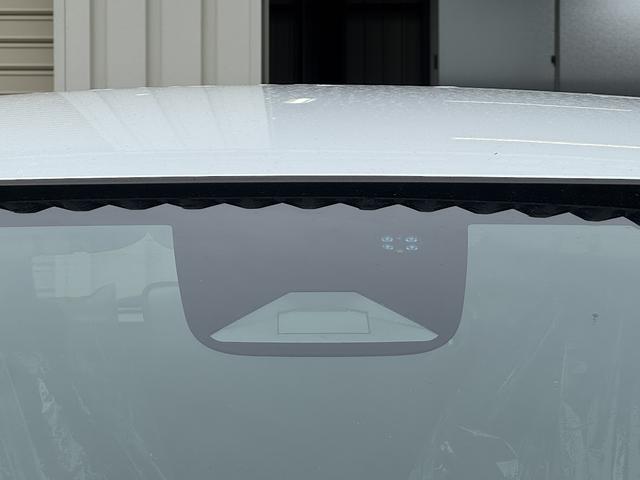 ヴェゼル ｅ：ＨＥＶ　Ｚ　登録済み未使用車／プラチナホワイトパール／ホンダコネクトディスプレイ／ＥＴＣ／置くだけ充電／衝突被害軽減ブレーキ／ＡＣＣ／ＢＳＭ／純正１８インチＡＷ／パワーバックドア／シートヒーター／ハンドルヒーター（13枚目）