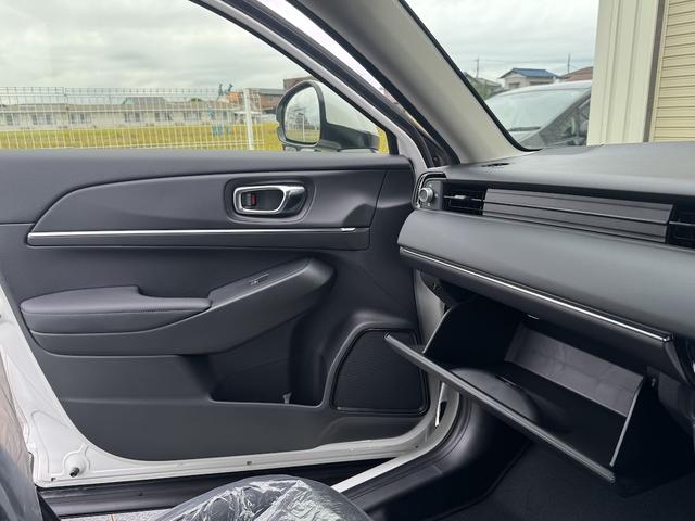 ヴェゼル ｅ：ＨＥＶ　Ｚ　登録済み未使用車／プラチナホワイトパール／ホンダコネクトディスプレイ／ＥＴＣ／置くだけ充電／衝突被害軽減ブレーキ／ＡＣＣ／ＢＳＭ／純正１８インチＡＷ／パワーバックドア／シートヒーター／ハンドルヒーター（20枚目）