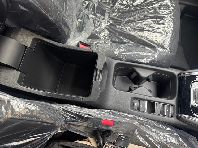 ヴェゼル ｅ：ＨＥＶ　Ｚ　登録済み未使用車／プラチナホワイトパール／ホンダコネクトディスプレイ／ＥＴＣ／置くだけ充電／衝突被害軽減ブレーキ／ＡＣＣ／ＢＳＭ／純正１８インチＡＷ／パワーバックドア／シートヒーター／ハンドルヒーター（24枚目）