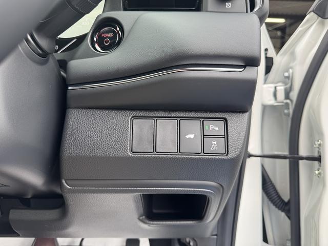 ヴェゼル ｅ：ＨＥＶ　Ｚ　登録済み未使用車／プラチナホワイトパール／ホンダコネクトディスプレイ／ＥＴＣ／置くだけ充電／衝突被害軽減ブレーキ／ＡＣＣ／ＢＳＭ／純正１８インチＡＷ／パワーバックドア／シートヒーター／ハンドルヒーター（27枚目）