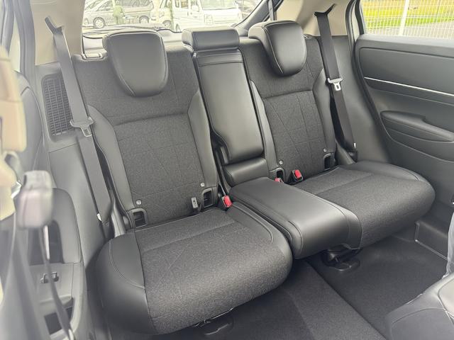 ヴェゼル ｅ：ＨＥＶ　Ｚ　登録済み未使用車／プラチナホワイトパール／ホンダコネクトディスプレイ／ＥＴＣ／置くだけ充電／衝突被害軽減ブレーキ／ＡＣＣ／ＢＳＭ／純正１８インチＡＷ／パワーバックドア／シートヒーター／ハンドルヒーター（31枚目）