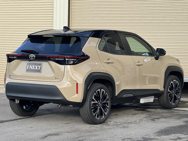 ヤリスクロス ハイブリッドＺ　登録済み未使用車／２トンカラー／黒内装／アラウンドビューモニター／ブラインドスポットモニター／前席シートヒーター／運転席パワーシート／純正８型ディスプレイ／フルセグＴＶ／ＥＴＣ／ＬＥＤヘッドライト（11枚目）