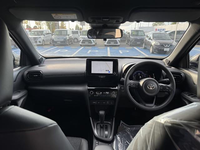 ヤリスクロス ハイブリッドＺ　登録済み未使用車／２トンカラー／黒内装／アラウンドビューモニター／ブラインドスポットモニター／前席シートヒーター／運転席パワーシート／純正８型ディスプレイ／フルセグＴＶ／ＥＴＣ／ＬＥＤヘッドライト（12枚目）