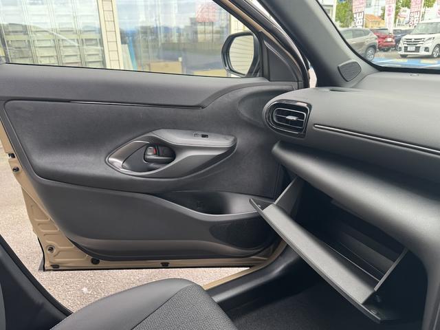 ヤリスクロス ハイブリッドＺ　登録済み未使用車／２トンカラー／黒内装／アラウンドビューモニター／ブラインドスポットモニター／前席シートヒーター／運転席パワーシート／純正８型ディスプレイ／フルセグＴＶ／ＥＴＣ／ＬＥＤヘッドライト（20枚目）