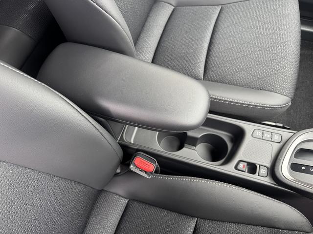 ヤリスクロス ハイブリッドＺ　登録済み未使用車／２トンカラー／黒内装／アラウンドビューモニター／ブラインドスポットモニター／前席シートヒーター／運転席パワーシート／純正８型ディスプレイ／フルセグＴＶ／ＥＴＣ／ＬＥＤヘッドライト（23枚目）