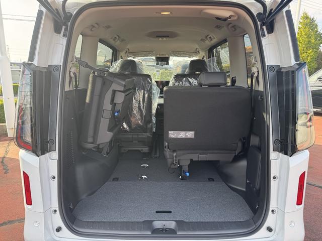 セレナ ハイウェイスターV 登録済み未使用車/4WD/ホットプラスpkg/12.3型ナビ/アラウンドビューモニター/インテリジェントルームミラー/ブラインドスポットモニター/両側電動スライドドア/リアエアコン/プロパイロット(17枚目)