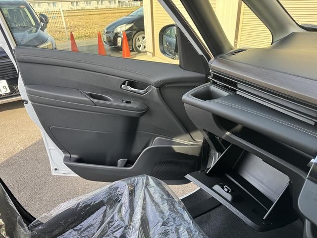 セレナ ハイウェイスターV 登録済み未使用車/4WD/ホットプラスpkg/12.3型ナビ/アラウンドビューモニター/インテリジェントルームミラー/ブラインドスポットモニター/両側電動スライドドア/リアエアコン/プロパイロット(19枚目)