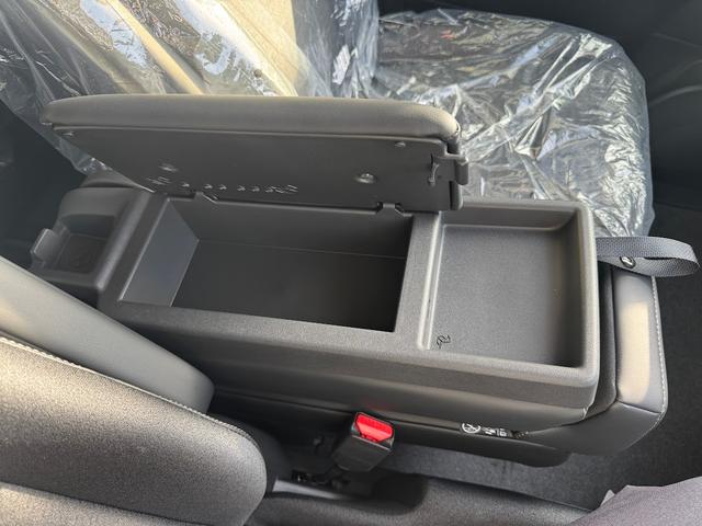 セレナ ハイウェイスターV 登録済み未使用車/4WD/ホットプラスpkg/12.3型ナビ/アラウンドビューモニター/インテリジェントルームミラー/ブラインドスポットモニター/両側電動スライドドア/リアエアコン/プロパイロット(24枚目)