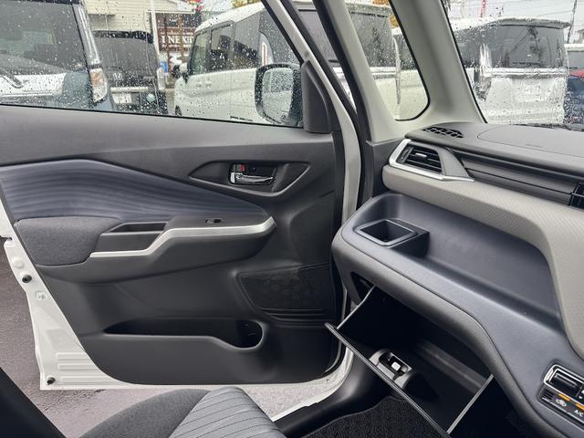 ソリオ ハイブリッドＭＸ　登録済み未使用車／ＥＴＣ２．０／電動スライドドア／衝突被害軽減ブレーキ／レーダークルーズコントロール／前席シートヒーター／後席ロールサンシェード／格納式テーブル／純正１５インチアルミホイール／ＡＨＢ（16枚目）