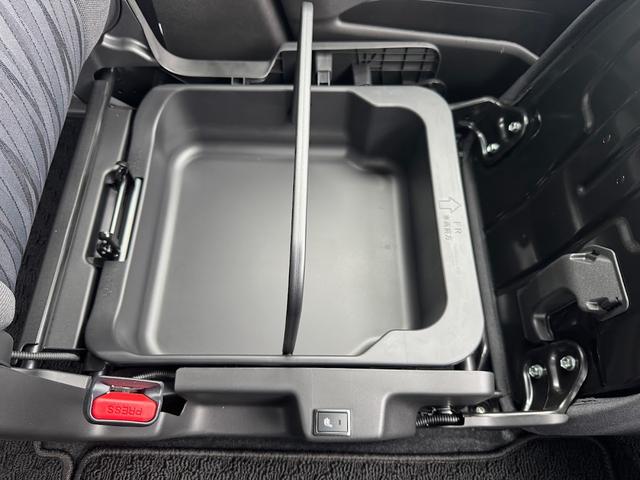 ソリオ ハイブリッドＭＸ　登録済み未使用車／ＥＴＣ２．０／電動スライドドア／衝突被害軽減ブレーキ／レーダークルーズコントロール／前席シートヒーター／後席ロールサンシェード／格納式テーブル／純正１５インチアルミホイール／ＡＨＢ（17枚目）