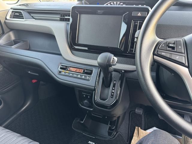 ソリオ ハイブリッドＭＸ　登録済み未使用車／ＥＴＣ２．０／電動スライドドア／衝突被害軽減ブレーキ／レーダークルーズコントロール／前席シートヒーター／後席ロールサンシェード／格納式テーブル／純正１５インチアルミホイール／ＡＨＢ（18枚目）