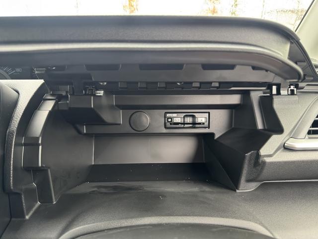 ソリオ ハイブリッドＭＸ　登録済み未使用車／ＥＴＣ２．０／電動スライドドア／衝突被害軽減ブレーキ／レーダークルーズコントロール／前席シートヒーター／後席ロールサンシェード／格納式テーブル／純正１５インチアルミホイール／ＡＨＢ（19枚目）