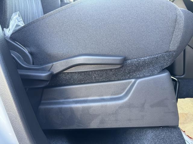 ソリオ ハイブリッドＭＸ　登録済み未使用車／ＥＴＣ２．０／電動スライドドア／衝突被害軽減ブレーキ／レーダークルーズコントロール／前席シートヒーター／後席ロールサンシェード／格納式テーブル／純正１５インチアルミホイール／ＡＨＢ（23枚目）