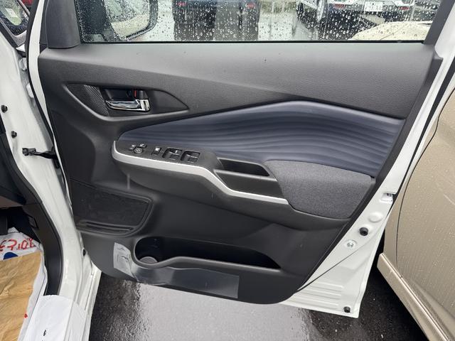 ソリオ ハイブリッドＭＸ　登録済み未使用車／ＥＴＣ２．０／電動スライドドア／衝突被害軽減ブレーキ／レーダークルーズコントロール／前席シートヒーター／後席ロールサンシェード／格納式テーブル／純正１５インチアルミホイール／ＡＨＢ（24枚目）