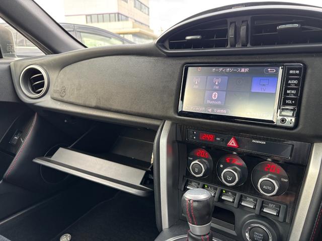 ８６ ＧＴリミテッド　純正ＳＤナビ　バックカメラ　ＴＶ　Ｂｌｕｅｔｏｏｔｈオーディオ　ＬＥＤヘッドライト　フォグ　シートヒーター　クルーズコンロトール　ＥＴＣ　ステリモ　ドラレコ前後　リアスポイラー　赤黒ハーフレザー（2枚目）