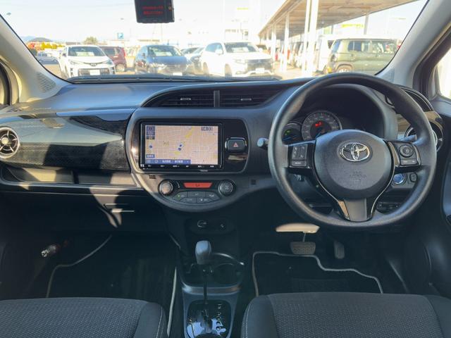 ヴィッツ ハイブリッドＦ　セーフティーエディションＩＩＩ　純正９インチＳＤナビ　バックカメラ　フルセグＴＶ　ＣＤ＆ＤＶＤ再生　Ｂｌｕｅｔｏｏｔｈ　ＬＥＤヘッドライト　フォグランプ　トヨタセーフティ　ビルドインＥＴＣ　オートハイビーム　オートライト（2枚目）