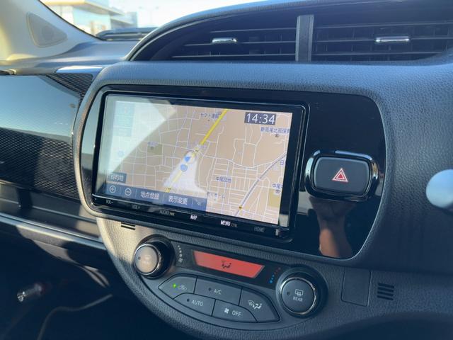 ヴィッツ ハイブリッドＦ　セーフティーエディションＩＩＩ　純正９インチＳＤナビ　バックカメラ　フルセグＴＶ　ＣＤ＆ＤＶＤ再生　Ｂｌｕｅｔｏｏｔｈ　ＬＥＤヘッドライト　フォグランプ　トヨタセーフティ　ビルドインＥＴＣ　オートハイビーム　オートライト（3枚目）