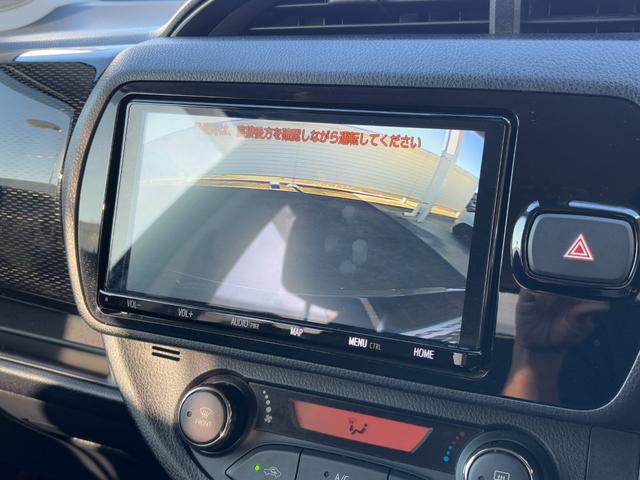 ヴィッツ ハイブリッドＦ　セーフティーエディションＩＩＩ　純正９インチＳＤナビ　バックカメラ　フルセグＴＶ　ＣＤ＆ＤＶＤ再生　Ｂｌｕｅｔｏｏｔｈ　ＬＥＤヘッドライト　フォグランプ　トヨタセーフティ　ビルドインＥＴＣ　オートハイビーム　オートライト（4枚目）