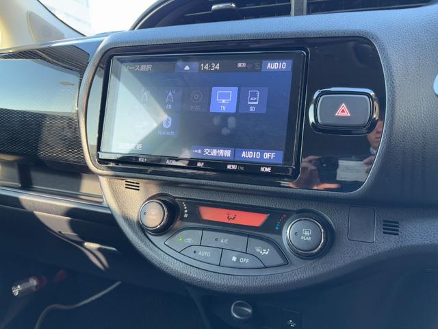 ヴィッツ ハイブリッドＦ　セーフティーエディションＩＩＩ　純正９インチＳＤナビ　バックカメラ　フルセグＴＶ　ＣＤ＆ＤＶＤ再生　Ｂｌｕｅｔｏｏｔｈ　ＬＥＤヘッドライト　フォグランプ　トヨタセーフティ　ビルドインＥＴＣ　オートハイビーム　オートライト（6枚目）