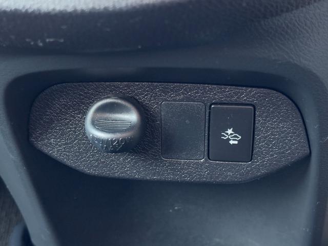 ヴィッツ ハイブリッドＦ　セーフティーエディションＩＩＩ　純正９インチＳＤナビ　バックカメラ　フルセグＴＶ　ＣＤ＆ＤＶＤ再生　Ｂｌｕｅｔｏｏｔｈ　ＬＥＤヘッドライト　フォグランプ　トヨタセーフティ　ビルドインＥＴＣ　オートハイビーム　オートライト（7枚目）