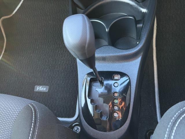 ヴィッツ ハイブリッドＦ　セーフティーエディションＩＩＩ　純正９インチＳＤナビ　バックカメラ　フルセグＴＶ　ＣＤ＆ＤＶＤ再生　Ｂｌｕｅｔｏｏｔｈ　ＬＥＤヘッドライト　フォグランプ　トヨタセーフティ　ビルドインＥＴＣ　オートハイビーム　オートライト（8枚目）