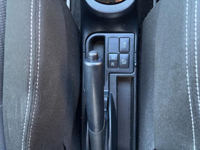 ヴィッツ ハイブリッドＦ　セーフティーエディションＩＩＩ　純正９インチＳＤナビ　バックカメラ　フルセグＴＶ　ＣＤ＆ＤＶＤ再生　Ｂｌｕｅｔｏｏｔｈ　ＬＥＤヘッドライト　フォグランプ　トヨタセーフティ　ビルドインＥＴＣ　オートハイビーム　オートライト（12枚目）