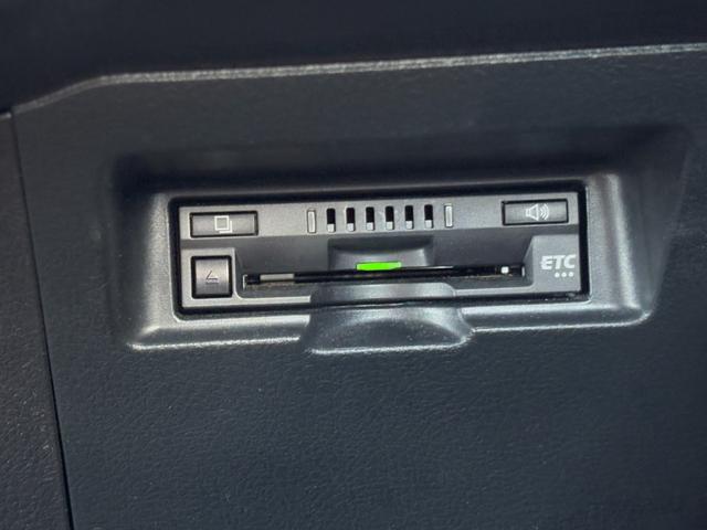 ヴィッツ ハイブリッドＦ　セーフティーエディションＩＩＩ　純正９インチＳＤナビ　バックカメラ　フルセグＴＶ　ＣＤ＆ＤＶＤ再生　Ｂｌｕｅｔｏｏｔｈ　ＬＥＤヘッドライト　フォグランプ　トヨタセーフティ　ビルドインＥＴＣ　オートハイビーム　オートライト（13枚目）