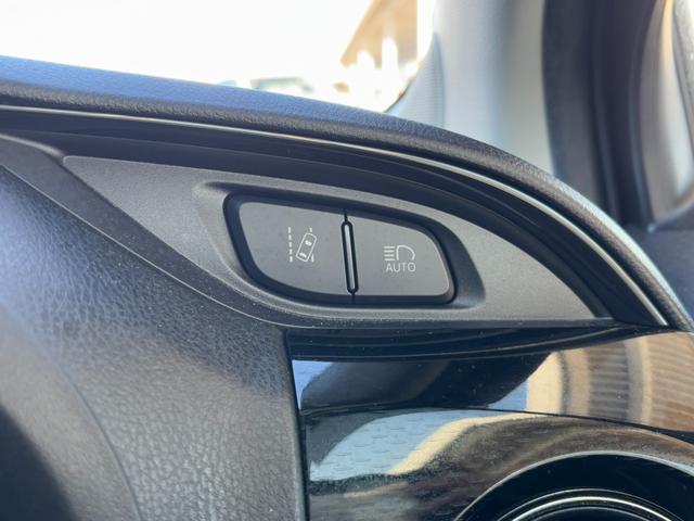 ヴィッツ ハイブリッドＦ　セーフティーエディションＩＩＩ　純正９インチＳＤナビ　バックカメラ　フルセグＴＶ　ＣＤ＆ＤＶＤ再生　Ｂｌｕｅｔｏｏｔｈ　ＬＥＤヘッドライト　フォグランプ　トヨタセーフティ　ビルドインＥＴＣ　オートハイビーム　オートライト（14枚目）