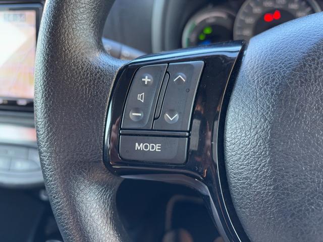 ヴィッツ ハイブリッドＦ　セーフティーエディションＩＩＩ　純正９インチＳＤナビ　バックカメラ　フルセグＴＶ　ＣＤ＆ＤＶＤ再生　Ｂｌｕｅｔｏｏｔｈ　ＬＥＤヘッドライト　フォグランプ　トヨタセーフティ　ビルドインＥＴＣ　オートハイビーム　オートライト（16枚目）