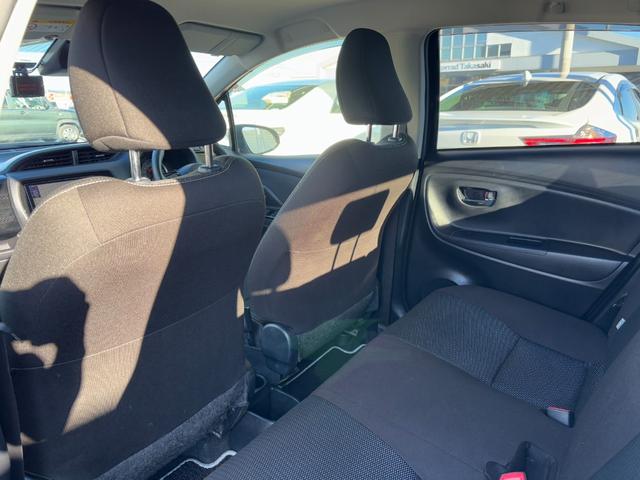 ヴィッツ ハイブリッドＦ　セーフティーエディションＩＩＩ　純正９インチＳＤナビ　バックカメラ　フルセグＴＶ　ＣＤ＆ＤＶＤ再生　Ｂｌｕｅｔｏｏｔｈ　ＬＥＤヘッドライト　フォグランプ　トヨタセーフティ　ビルドインＥＴＣ　オートハイビーム　オートライト（20枚目）