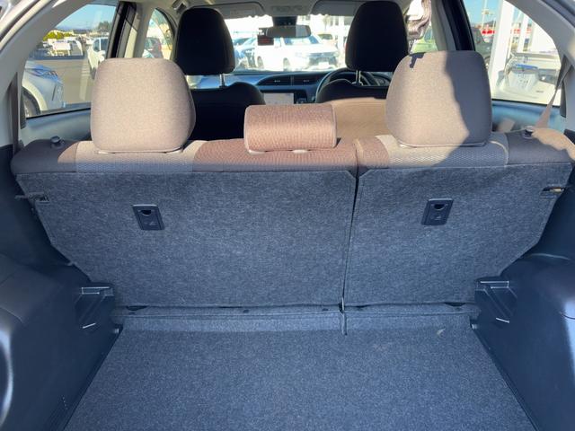 ヴィッツ ハイブリッドＦ　セーフティーエディションＩＩＩ　純正９インチＳＤナビ　バックカメラ　フルセグＴＶ　ＣＤ＆ＤＶＤ再生　Ｂｌｕｅｔｏｏｔｈ　ＬＥＤヘッドライト　フォグランプ　トヨタセーフティ　ビルドインＥＴＣ　オートハイビーム　オートライト（21枚目）