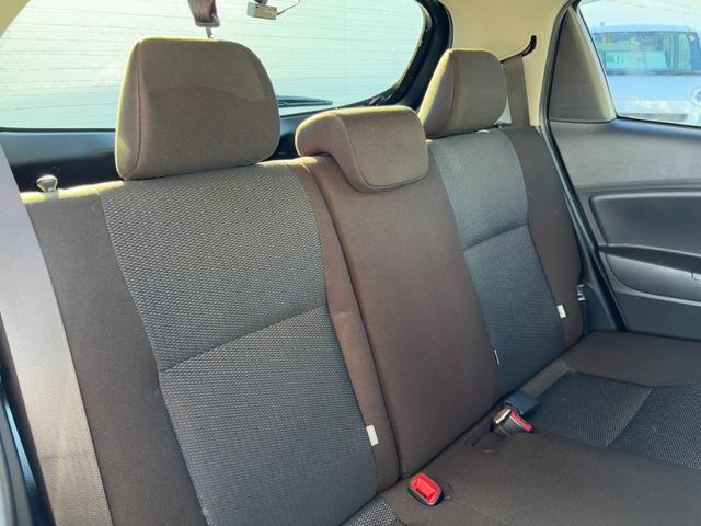 ヴィッツ ハイブリッドＦ　セーフティーエディションＩＩＩ　純正９インチＳＤナビ　バックカメラ　フルセグＴＶ　ＣＤ＆ＤＶＤ再生　Ｂｌｕｅｔｏｏｔｈ　ＬＥＤヘッドライト　フォグランプ　トヨタセーフティ　ビルドインＥＴＣ　オートハイビーム　オートライト（24枚目）