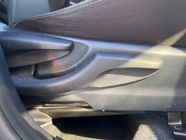 ヴィッツ ハイブリッドＦ　セーフティーエディションＩＩＩ　純正９インチＳＤナビ　バックカメラ　フルセグＴＶ　ＣＤ＆ＤＶＤ再生　Ｂｌｕｅｔｏｏｔｈ　ＬＥＤヘッドライト　フォグランプ　トヨタセーフティ　ビルドインＥＴＣ　オートハイビーム　オートライト（26枚目）