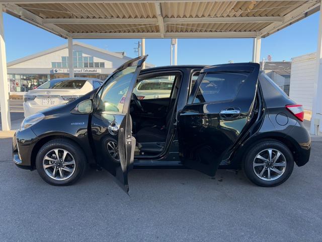 ヴィッツ ハイブリッドＦ　セーフティーエディションＩＩＩ　純正９インチＳＤナビ　バックカメラ　フルセグＴＶ　ＣＤ＆ＤＶＤ再生　Ｂｌｕｅｔｏｏｔｈ　ＬＥＤヘッドライト　フォグランプ　トヨタセーフティ　ビルドインＥＴＣ　オートハイビーム　オートライト（30枚目）