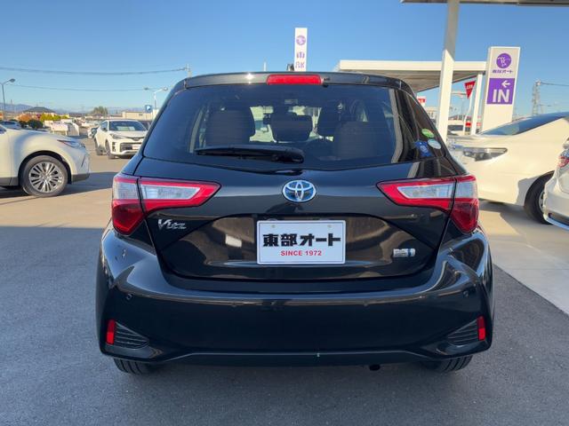 ヴィッツ ハイブリッドＦ　セーフティーエディションＩＩＩ　純正９インチＳＤナビ　バックカメラ　フルセグＴＶ　ＣＤ＆ＤＶＤ再生　Ｂｌｕｅｔｏｏｔｈ　ＬＥＤヘッドライト　フォグランプ　トヨタセーフティ　ビルドインＥＴＣ　オートハイビーム　オートライト（32枚目）