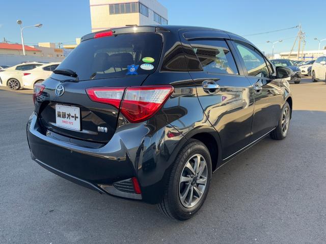 ヴィッツ ハイブリッドＦ　セーフティーエディションＩＩＩ　純正９インチＳＤナビ　バックカメラ　フルセグＴＶ　ＣＤ＆ＤＶＤ再生　Ｂｌｕｅｔｏｏｔｈ　ＬＥＤヘッドライト　フォグランプ　トヨタセーフティ　ビルドインＥＴＣ　オートハイビーム　オートライト（33枚目）